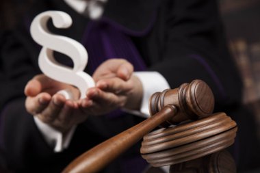 Mahkeme Tokmak, hukuk Tema