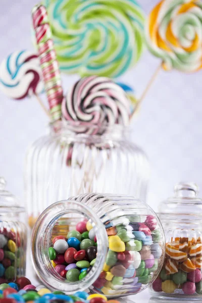 Renkli lolipop ve farklı şekerler 