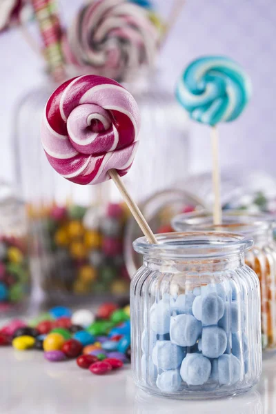 Bonbons colorés dans des pots — Photo