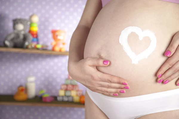 Gravid kvinna älska sitt barn — Stockfoto