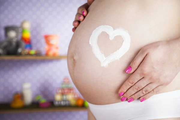 Mujer embarazada amando a su bebé —  Fotos de Stock
