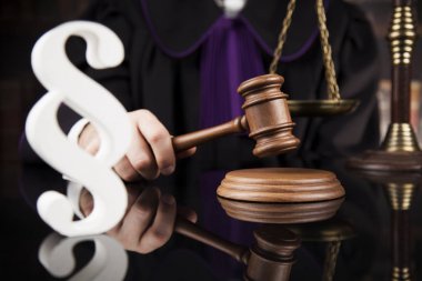 Mahkeme Tokmak, hukuk Tema