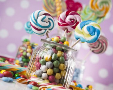 Kavanozlarda renkli şekerler 