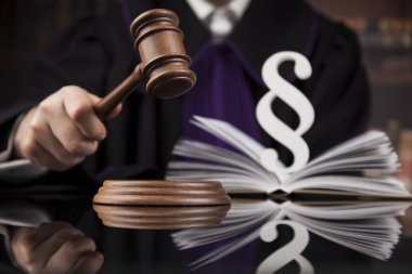 Mahkeme Tokmak, hukuk Tema