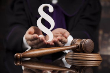 Mahkeme Tokmak, hukuk Tema