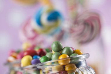 Renkli lolipop ve farklı şekerler 