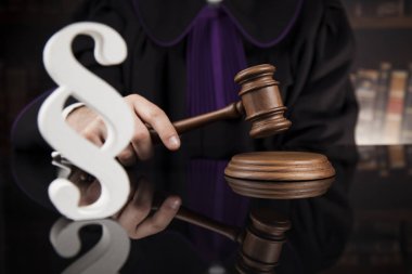 Mahkeme Tokmak, hukuk Tema