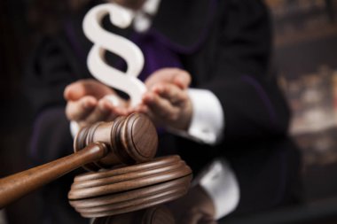 Mahkeme Tokmak, hukuk Tema