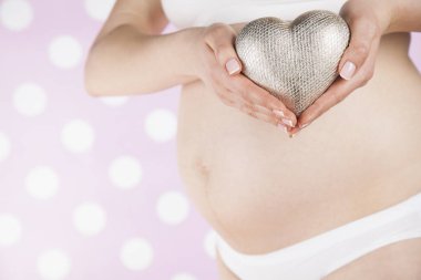 Sevimli bir hamile göbeğini kapat.