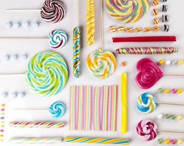 Renkli lolipop ve farklı şekerler 