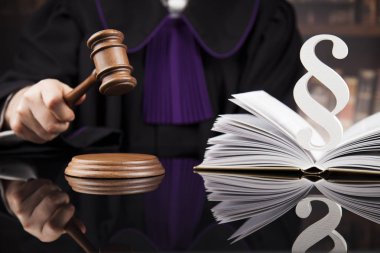 Mahkeme Tokmak, hukuk Tema