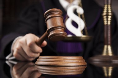 Mahkeme Tokmak, hukuk Tema