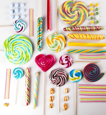 Renkli lolipop ve farklı şekerler 