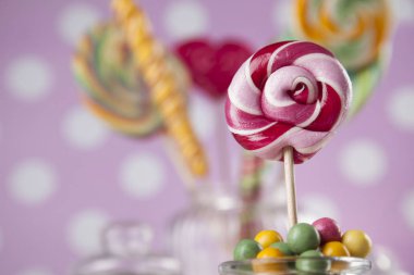 Farklı renkli tatlılar  