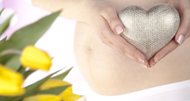 Sevimli bir hamile göbeğini kapat.