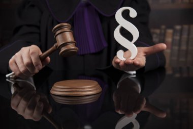 Mahkeme Tokmak, hukuk Tema