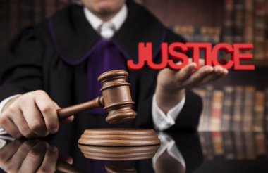 bir mahkemede erkek yargıç