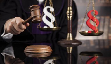 Mahkeme Tokmak, hukuk Tema