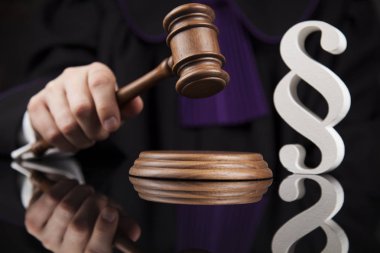 Mahkeme Tokmak, hukuk Tema