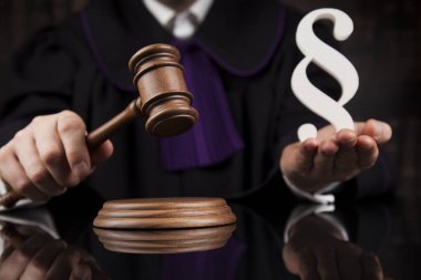 Mahkeme Tokmak, hukuk Tema