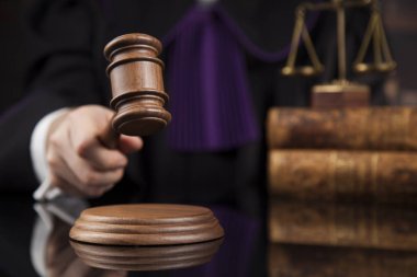 bir mahkemede erkek yargıç