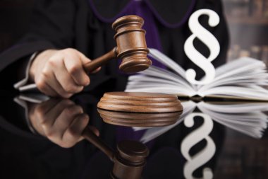 Mahkeme Tokmak, hukuk Tema