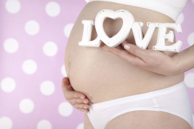 Sevimli bir hamile göbeğini kapat.