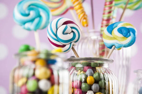 Kavanozlarda renkli şekerler 