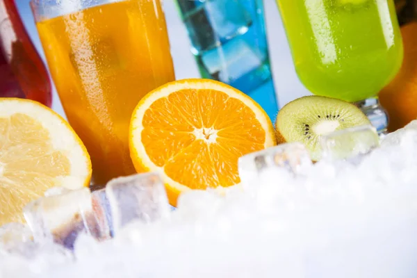 Yaz içecekler ve taze tropikal meyveler