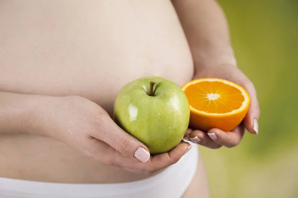 Kobieta w ciąży z owoców i warzyw — Zdjęcie stockowe