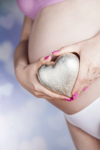Беременная женщина любит своего ребенка — стоковое фото