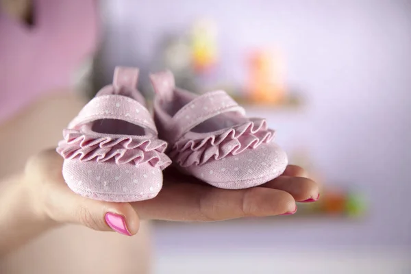 Sapatos de mulher grávida — Fotografia de Stock