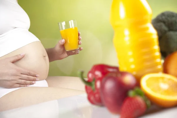 Meyve ve sebze ile hamile kadın — Stok fotoğraf