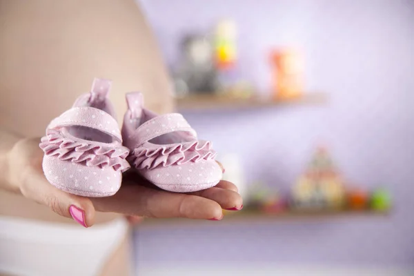 Těhotná žena boty — Stock fotografie