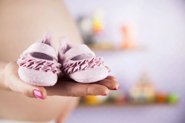 Sapatos de mulher grávida — Fotografia de Stock