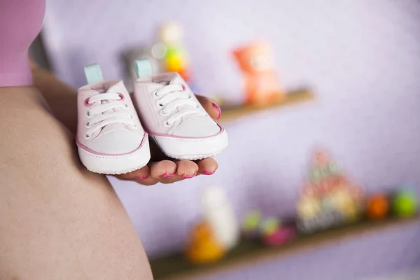 Zwangere vrouw schoenen — Stockfoto