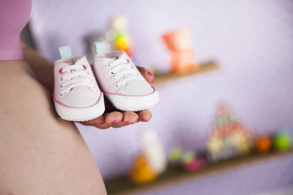 Sapatos de mulher grávida — Fotografia de Stock