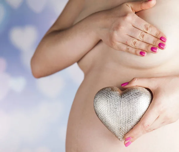 Mulher grávida com sinal cardíaco — Fotografia de Stock