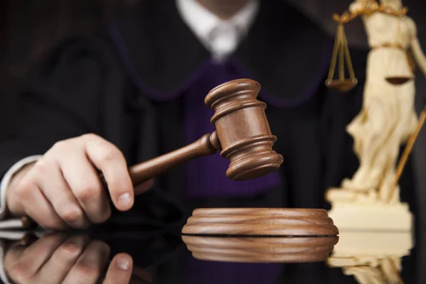 Manliga domare i en rättssal — Stockfoto