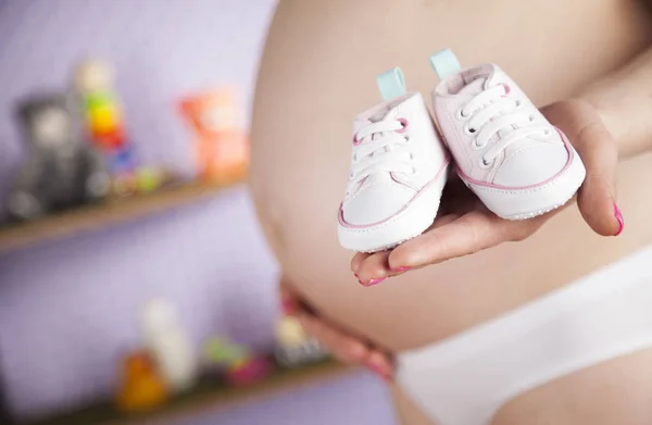 Обувь беременной женщины — стоковое фото
