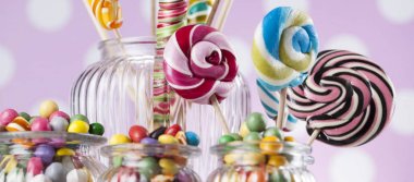 Renkli lolipop ve farklı şekerler 