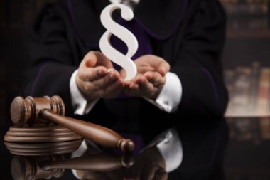 Mahkeme Tokmak, hukuk Tema