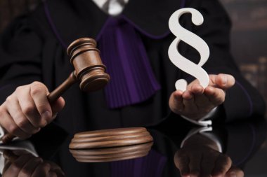 Mahkeme Tokmak, hukuk Tema