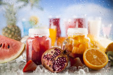 Yaz içecekler ve taze tropikal meyveler