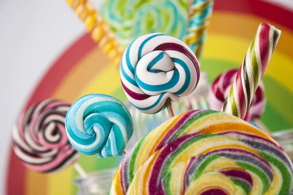 Frascos de vidro em doces coloridos — Fotografia de Stock