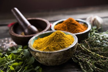 Bir seçim çeşitli renkli baharat     