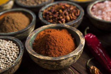 Bir seçim çeşitli renkli baharat     