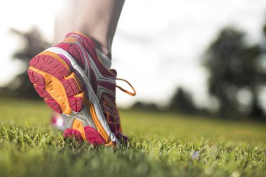 Koşan fitness kadını