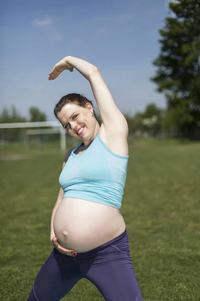 Vacker gravid kvinna — Stockfoto