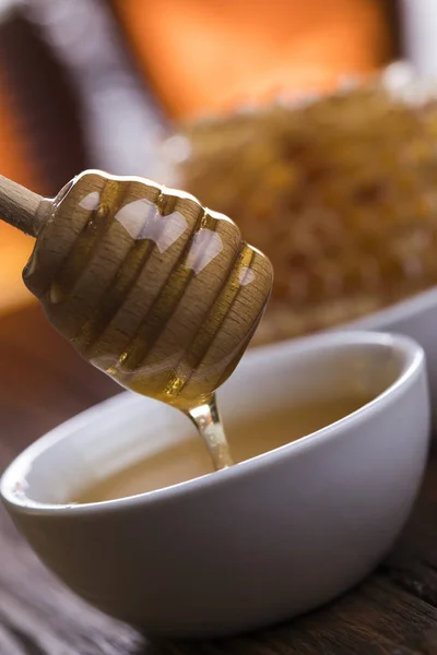 Jar of honey with honeycomb — Stock Photo, Image